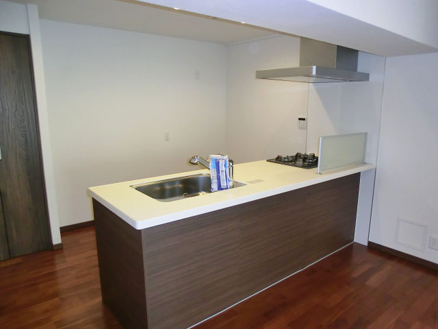 第23宮庭マンション　機能的でシックな印象のキッチン