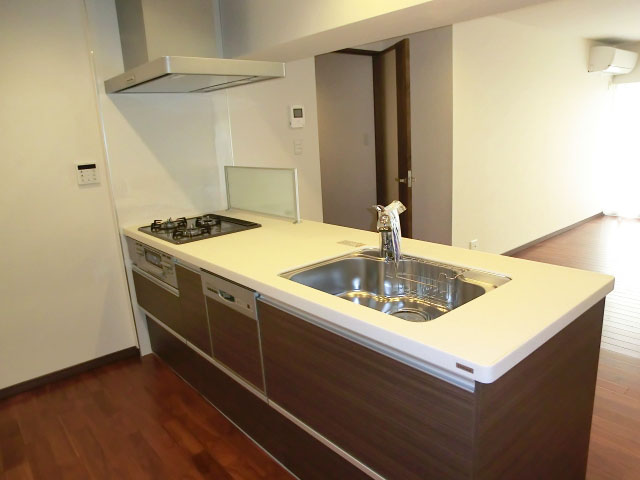 第23宮庭マンション　機能的でシックな印象のキッチン