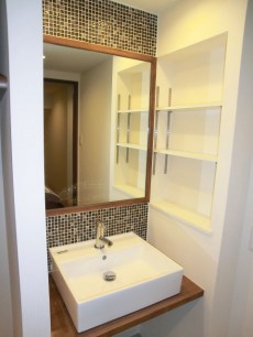第23宮庭マンション　モザイクタイルと一枚鏡がオシャレな洗面化粧台