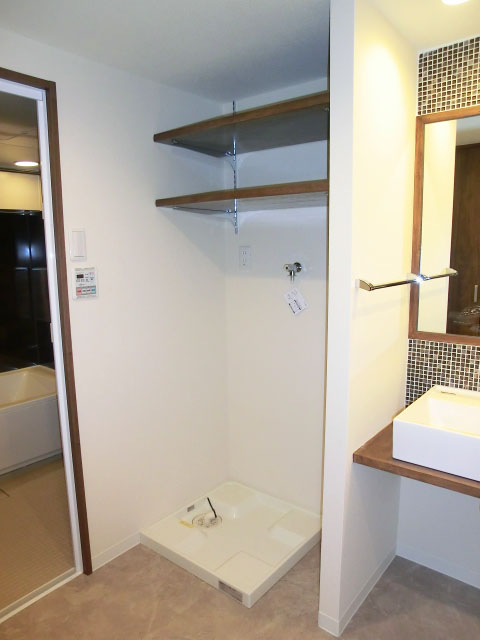 第23宮庭マンション　洗濯機置き場の上部には棚