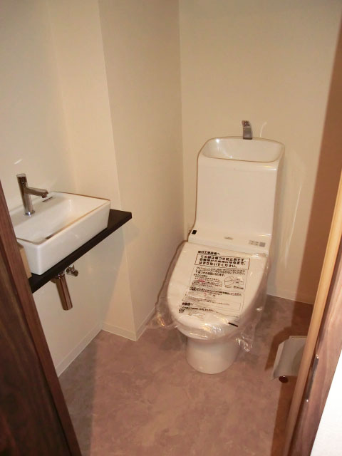 第23宮庭マンション　ウォシュレット・手洗い場付のトイレ