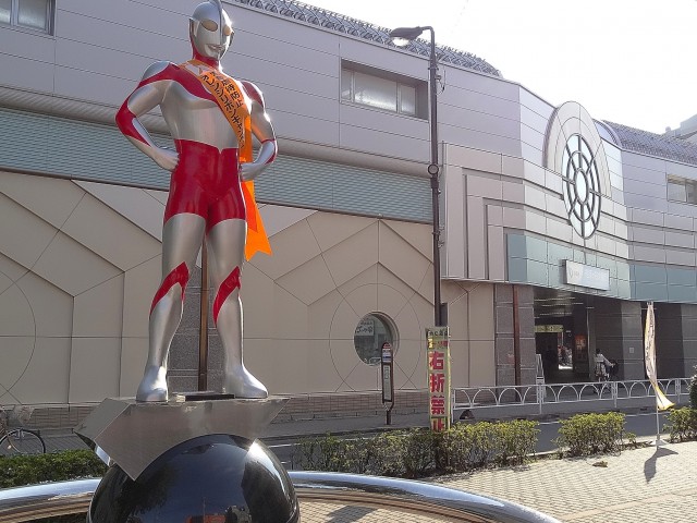 レジデンシャルステート砧　ウルトラマン像と駅