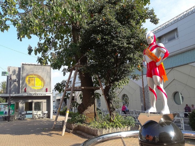 レジデンシャルステート砧　ウルトラマン像と交番