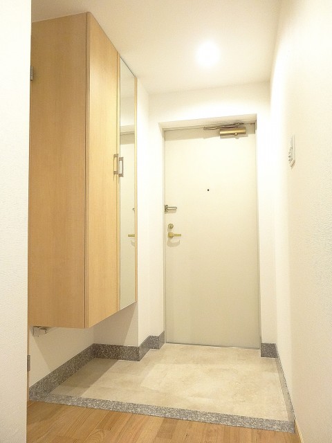 ディナスカーラ新宿　明るい玄関ホール