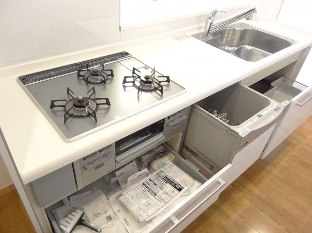 ディナスカーラ新宿　浄水器＆食洗器付きのシステムキッチン