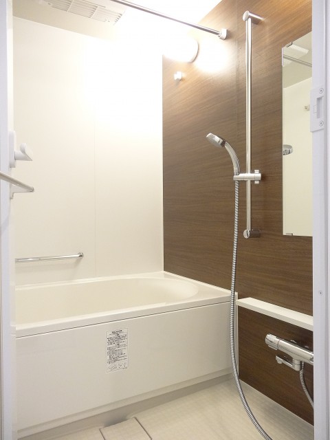 ディナスカーラ新宿　浴室乾燥機付きのバスルーム