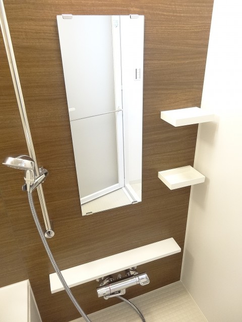 ディナスカーラ新宿　浴室乾燥機付きのバスルーム