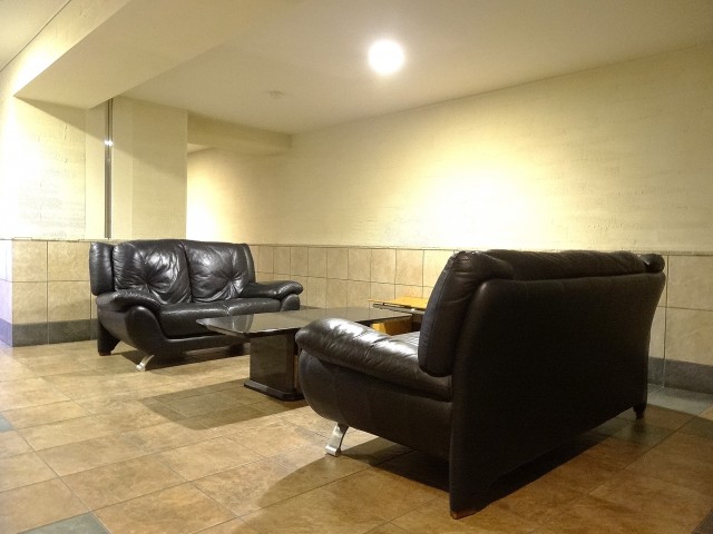 ディナスカーラ新宿　共用部には重厚感のあるソファセットがあります。