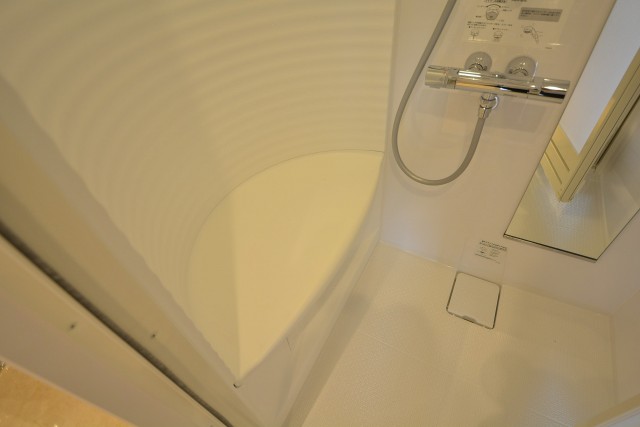 サンビューハイツ元麻布　洋室1シャワー内イス