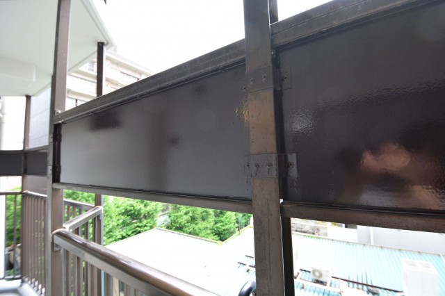 共用廊下の目の高さにはパネルがあります。