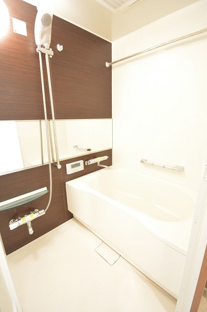 追い焚きと浴室乾燥機付きのバスルーム