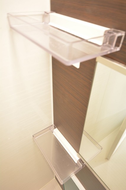 追い焚きと浴室乾燥機付きのバスルーム