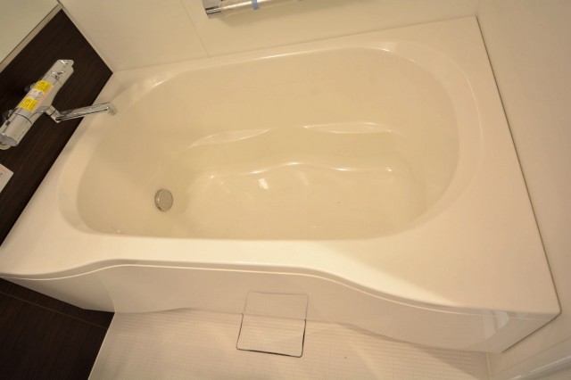 追い焚きと浴室乾燥機付きのバスルーム