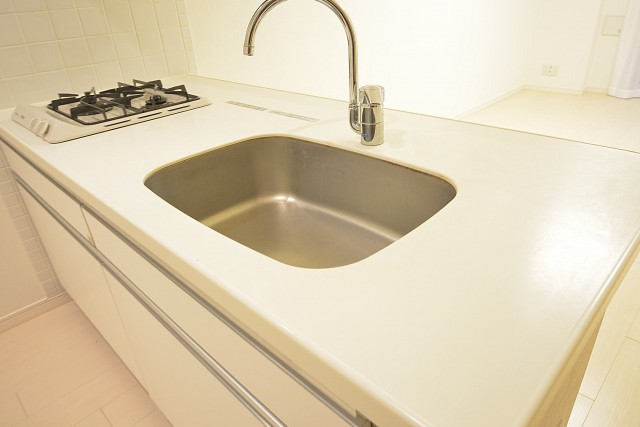 日神デュオステージ上北沢　白いシステムキッチン