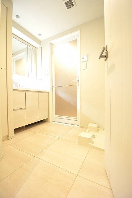 白基調の明るい洗面室