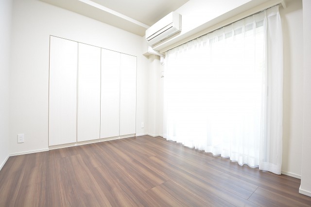 エアコン設置済みの約5.0畳の洋室