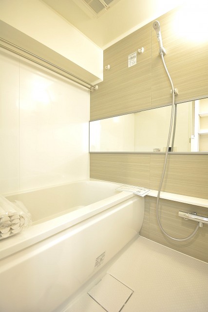 追い焚き機能と浴室乾燥機付きのバスルーム