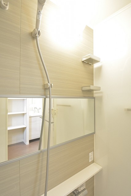 追い焚き機能と浴室乾燥機付きのバスルーム