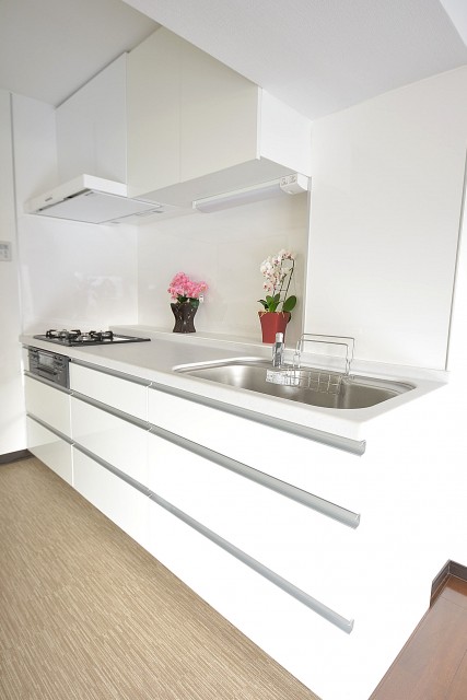 秀和参宮橋レジデンス　真っ白のシステムキッチン