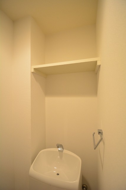 田町スカイハイツ　トイレ内の収納棚708