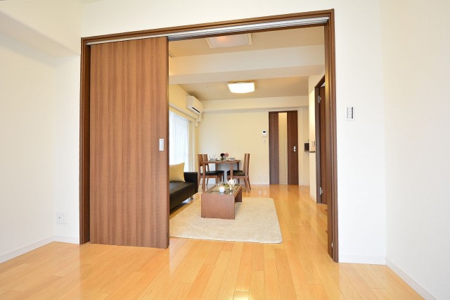 田町スカイハイツ　洋室の扉をあけたところ。708