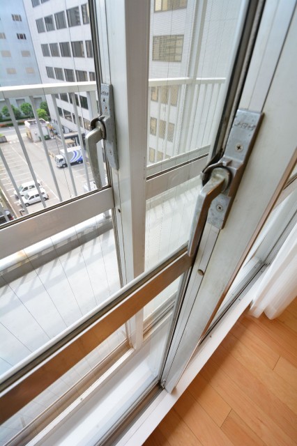 田町スカイハイツ　バルコニーの扉は二重サッシ708