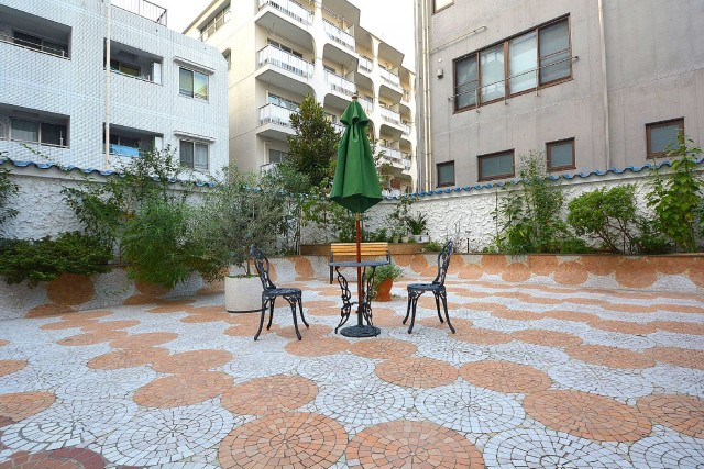 秀和参宮橋レジデンス　エントランスへのアプローチ