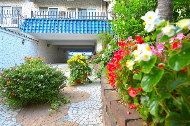 秀和参宮橋レジデンス　エントランスへのアプローチ