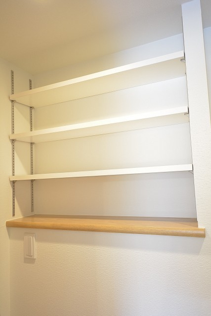 洗濯機置場内の収納棚