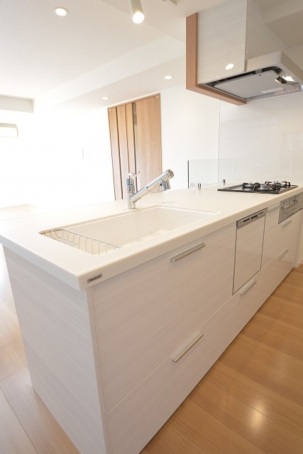 ホワイト基調のシステムキッチン