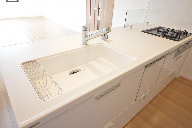 ホワイト基調のシステムキッチン