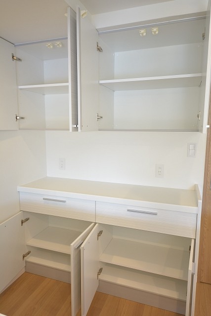 収納力豊富なカップボード