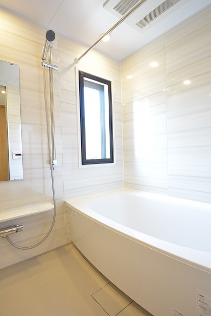 追い焚き機能と浴室乾燥機付きのバスルーム