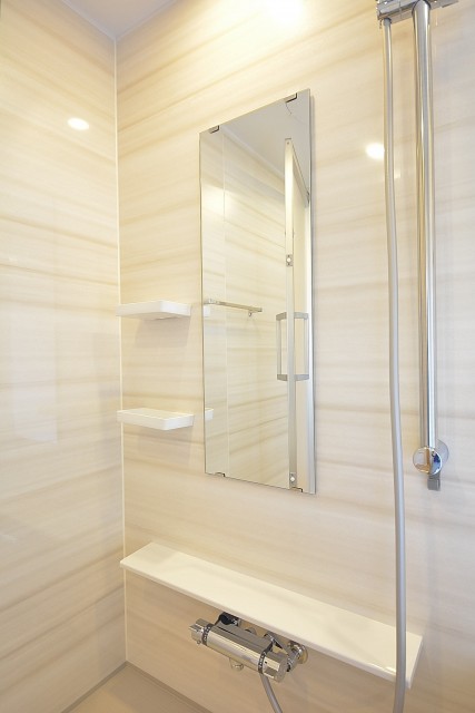 追い焚き機能と浴室乾燥機付きのバスルーム