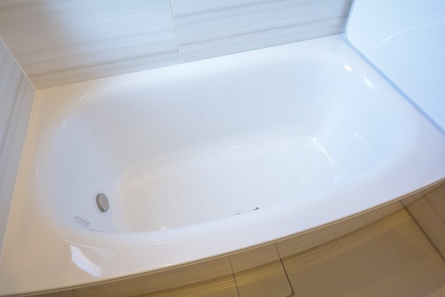 追い焚き機能と浴室乾燥機付きのバスルーム