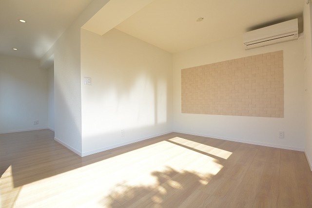 南西角部屋につき陽当り◎の洋室