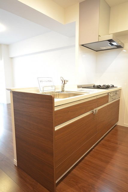 田町スカイハイツ ワークトップが人造大理石のシステムキッチン101