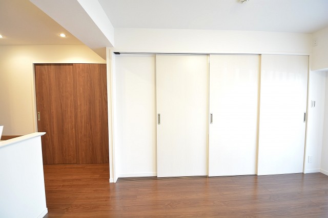 田町スカイハイツ　洋室への扉101