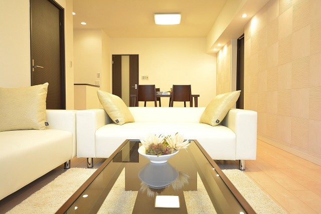 約13.5畳のＬＤＫ。家具付きです♪