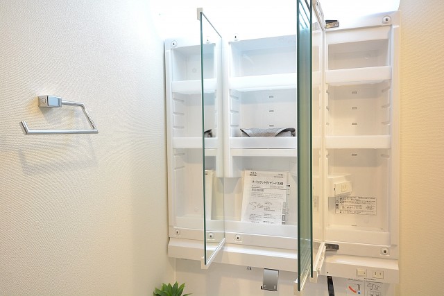 3面鏡の裏は一面収納♪