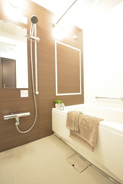 追い焚きと浴室乾燥機能付きのバスルーム