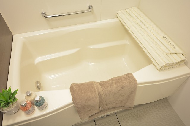 バスタブの横に手すりつき
