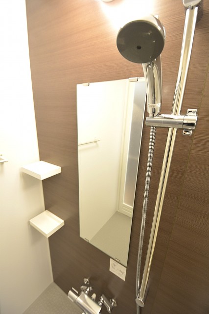 追い焚きと浴室乾燥機能付きのバスルーム