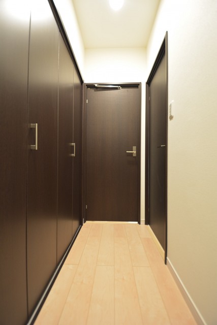 廊下は大型の物入れがあります。