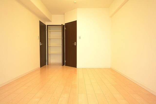 収納豊富な約9.5畳の洋室