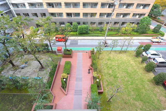 バルコニーの眼下はエントランスのアプローチが見えます。