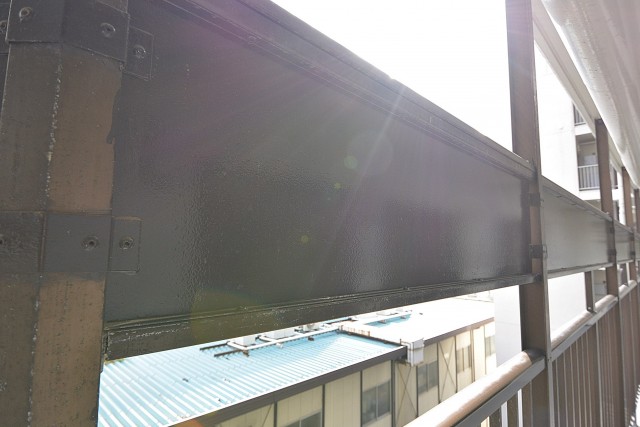 共用廊下は目の高さにパネルがついています。