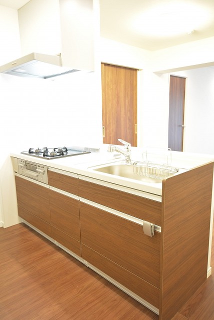 ワークトップが人造大理石のシステムキッチン