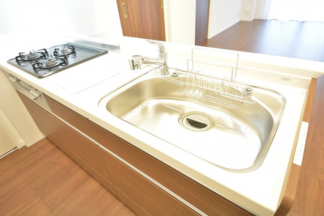 ワークトップが人造大理石のシステムキッチン