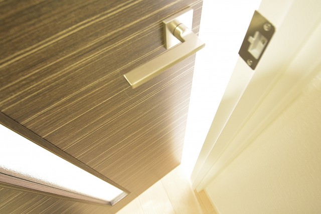 採光部のあるLDK扉